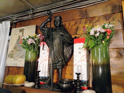 2025-09-06_19-52-41~2.jpg (149.94 KiB) 閲覧された回数 18227 回 槍ヶ岳山荘食堂奥の播隆上人像