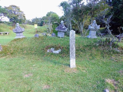 2025-09-16_08-58-29~2.jpg (236.12 KiB) 閲覧された回数 18469 回 頂上の3基の大きな墓石