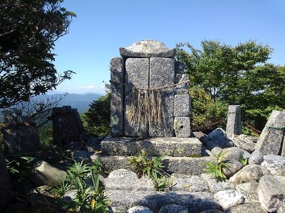 堀坂山の石の祠