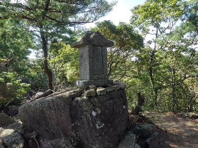 愛宕山の石の祠