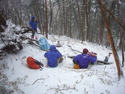 雪の中の昼食