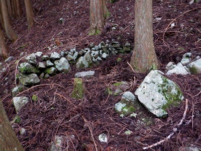 2mX3mの石積み。便所だったのかな？