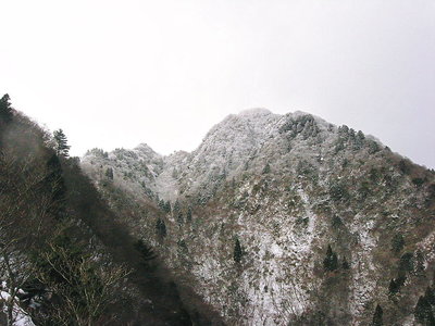 ● 樹氷で飾られた鎌ケ岳、雪始めだ