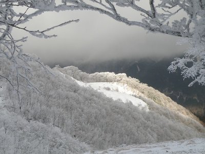 光る鹿見平とガスに煙る馬駈ヶ場稜線