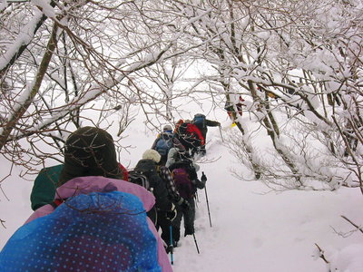 ● 雪が深くなってきた、力を合わせてつぼ足登山