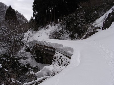 積雪の厚い岩谷林道