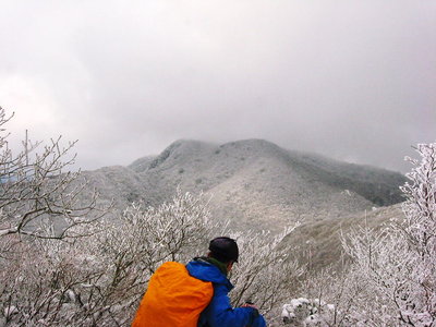 ● 笙ケ岳、上空は雪雲だ。伊吹山は吹雪かな