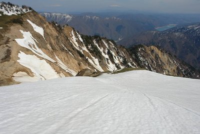 DSC01794-s.JPG (113.4 KiB) 閲覧された回数 6229 回 奥三方岳から火山方面を見下ろす、左端は三方崩山