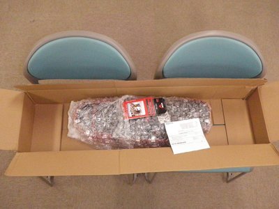 開けると中はスカスカ。相変わらずアメリカっぽいですな