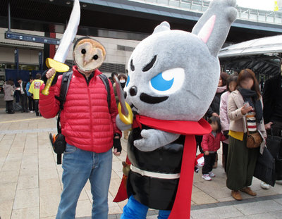 のぶさまと斬り合うフクロウ仮面