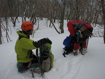 荷ガ岳（冷川岳）で休息する隊長ととっちゃん