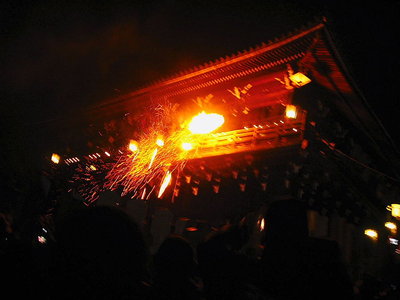 〇 松明は走る、火の子を被り穢れを落すのかな