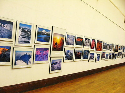 〇 写真展、写真にコメントがないね