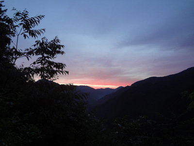 DSC00610.JPG (68.65 KiB) 閲覧された回数 3777 回 最初の登り 東の空が白みかけて・・・。