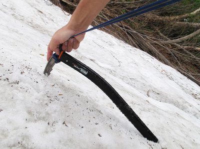 石突きが入らない斜面では前へ倒せばピックが刺さり雪面をしっかりとらえる