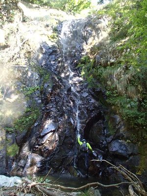 登りに取り掛かる前に、組み立てたルートを検証しながら心を落ち着かせる。　(な～んて)