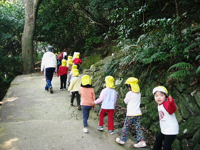 〇 徳島城址を登る園児、この子らに未来をだね