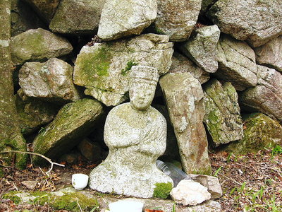 〇 どうしたものかのう 石仏さんは石の緑ちゃん茶わん酒？