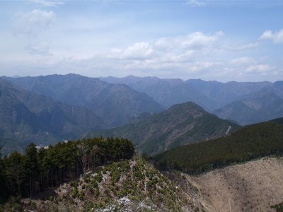 左端の尾根の向こうの三角山はナニ？
