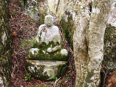 〇 チョッとグ～サマに似る地蔵様だ