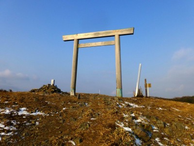 P1010857.JPG (199.39 KiB) 閲覧された回数 8423 回 入道ヶ岳(三角点峰)はよく晴れていた