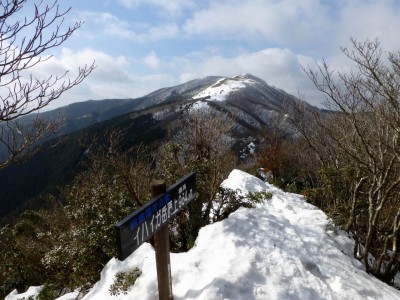 P1000436.JPG (267.9 KiB) 閲覧された回数 9968 回 イハイガ岳から綿向山を望む