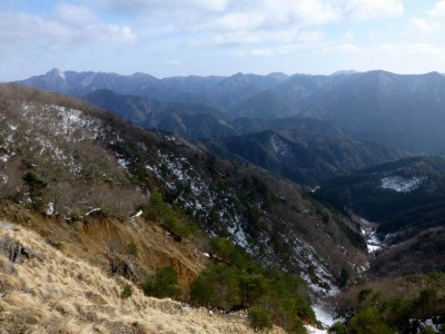 P1000503.JPG (209.38 KiB) 閲覧された回数 9972 回 ガレ場から鎌ヶ岳以南の鈴鹿山脈の眺望