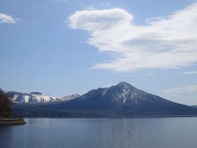 樽前山（左）と風不死岳（右）