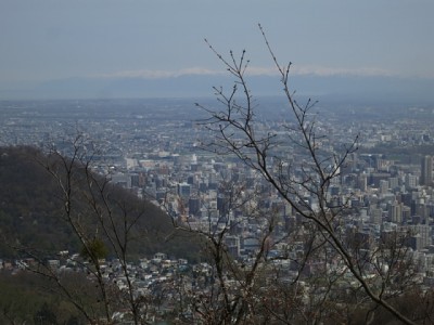 円山を前景に札幌市街と遥かな十勝連峰