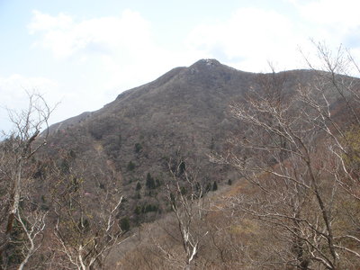北西尾根から御在所岳望湖台を見上げる