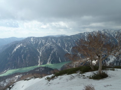 白水湖を見下ろす