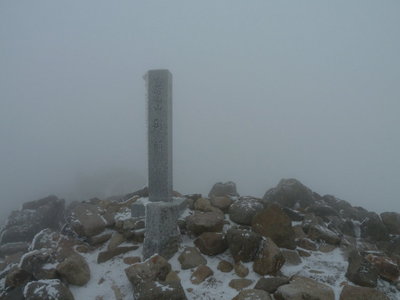 強風・ホワイトアウトの山頂