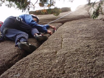 Ｐ６クラック（５．９）を攀じるふ～さん