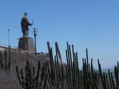 サボテンとマリア像