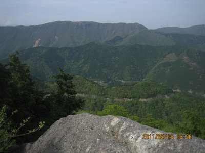 20110515tengudo_manno 032.jpg (576.17 KiB) 閲覧された回数 17421 回 天狗堂頂上の岩をかすめて御池山隗