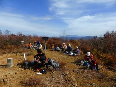 P1010110.JPG (284.5 KiB) 閲覧された回数 3271 回 富士写ヶ岳山頂のにぎわい