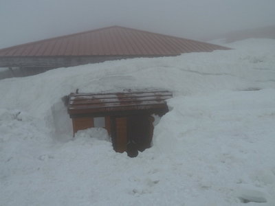 わずかに除雪された入口