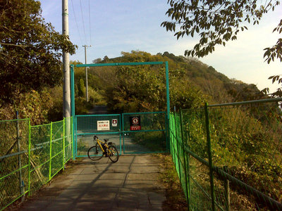 DSC00105.jpg (152.15 KiB) 閲覧された回数 4864 回 封鎖、10万円いただきます。奥に見えるは高峰山