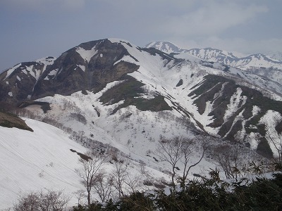 日岸山の手前から振り返る願教寺山