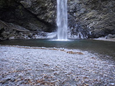 凍てつく明神の滝