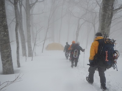 ガスに霞んで幽玄なテン場