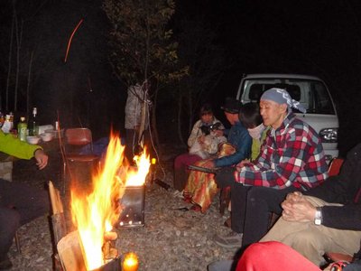 たき火をしながら夜話を聞く