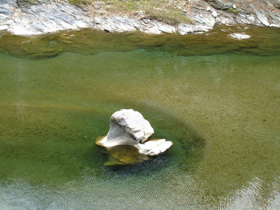 国境神話の残る礫石