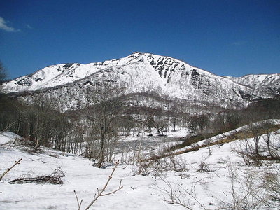 ブナ仁王門の前は水面だ