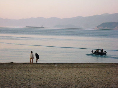 ● 釣りを終えてボートが帰ってきたよ。<br />鏡のような湾内です。