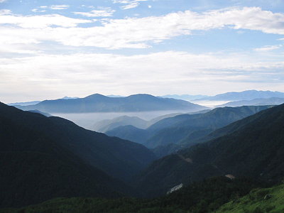 右手の山の傷はスーパー林道廃道か