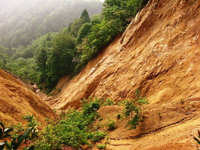 ● 崩落はまだマダ進行形だなあ、生々しい崩れ肌だよなあ