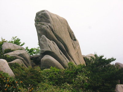 ● インデアンの髪飾りのような岩だ