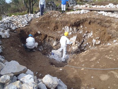 大穴の岩を穿つ