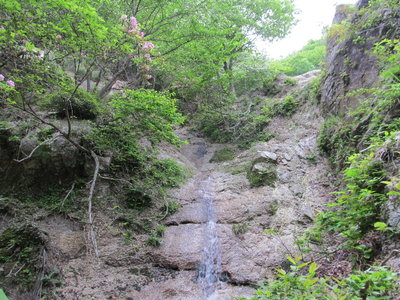 谷には滝もかかってる